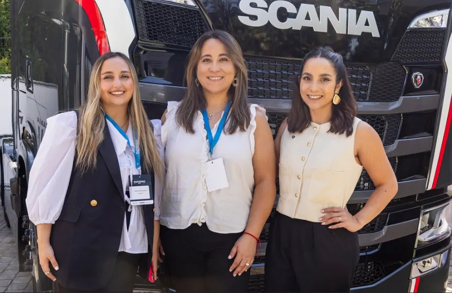 Equipo de Scania Chile junto a un camión de la marca